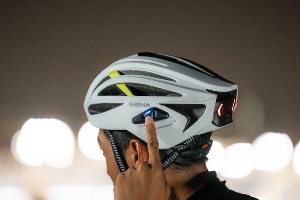 Smart cycling helmet with lights